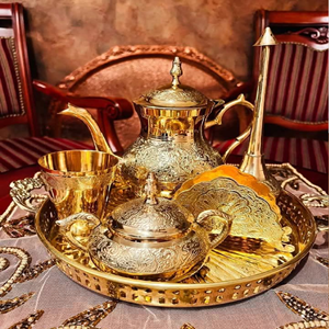 Đây là bộ ấm trà bằng đồng cổ với lớp hoàn thiện cổ điển, gồm một ấm trà có hình mặt trăng lưỡi liềm và sáu ly. - Product Image 3