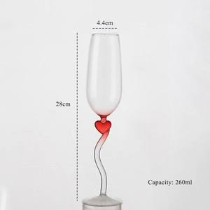 Copa de vino de cristal añade encanto y sofisticación a cualquier presentación de vino, fomentando la atención al momento presente mediante la promoción de un sorbo más lento y reflexivo. - Product Image 6