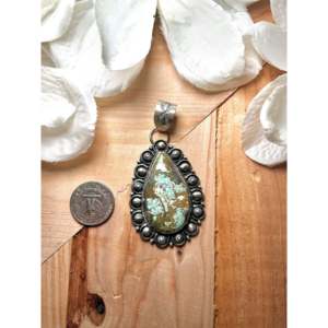 Pendentif Jackson Hoskie Carico Lake en turquoise et or rose, serti clos, en argent sterling, motif cloche, avec breloque en jade - Product Image 2
