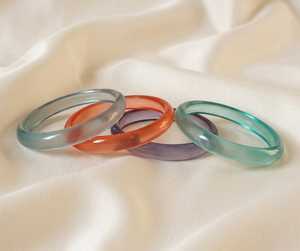 MN Exports - Juego de Brazaletes de Resina Acrílica Jade Clásica en Colores Gris, Naranja, Morado y Verde, Joyería de Regalo para Mujer - Product Image 4