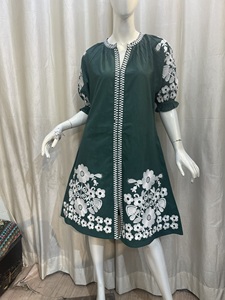 Robe maxi formelle pour femmes de haute qualité, sur mesure, boutique haut de gamme, à une épaule, taille haute, avec un nœud, ourlet brodé, 100% coton - Product Image 3