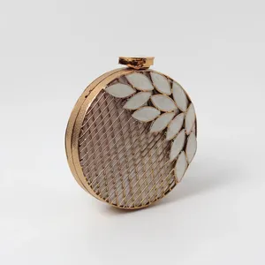 Madre de perlas Original White Shell Ladies Bolso de mano hecho a mano Metal con decoración de candado para bodas y ocasiones especiales - Product Image 1