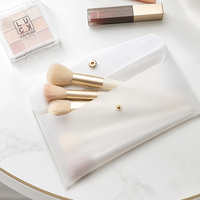 Sac de maquillage en PVC givré OEM, trousse de toilette pour kits de voyage, taille personnalisée, logo imprimé, pochette de rangement cosmétique en PVC réutilisable