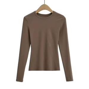 T-shirt à manches courtes pour femmes de tous les jours en coton doux délavé à boutons Vente en gros - Product Image 4