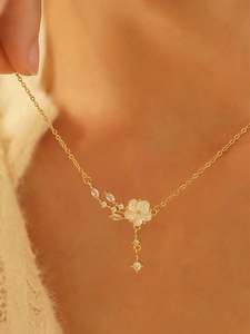 สร้อยคอจี้เกล็ดหิมะสีทองสไตล์มินิมอล มีจำหน่ายในราคาขายส่ง - Product Image 6