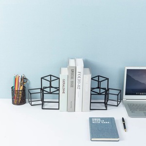 Vase en fil métallique noir géométrique moderne pour bureau, table de classe, salle d'étude et style de maison contemporain - Product Image 3