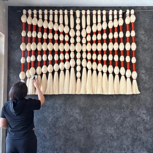 Arte Mural Colgante de Pared en Color Rojo y Crema con Diseño Único para una Decoración del Hogar Elegante y Decoración de Pared Elegante de la India - Product Image 4