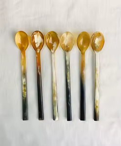 Cuillère à corne durable, d'origine éthique et fabriquée à la main par l'artisanat du croissant - Product Image 1
