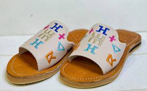 Sandalias Casuales de Cuero Genuino Hechas a Mano para Mujer, Sandalias de Cuero para Hombre al por Mayor con Diseño de Logotipo y Borlas Personalizados - Product Image 3