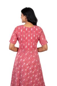 Style ethnique une pièce Handloom rose Ikkat dessiné à la main durable et lavable naturel long pour les dames - Product Image 3