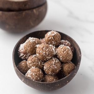 Bols en coquille de noix de coco faits à la main, artisanat en bois, design minimaliste, écologiques, pour servir les aliments, décoration de la maison, de MPL Vietnam - Product Image 6