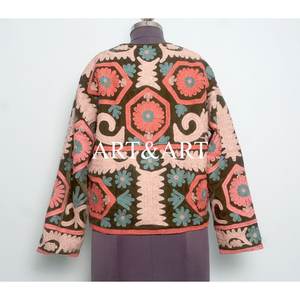 Veste matelassée en velours Suzani faite à la main, style vintage, brodée, manteau bohème, veste en coton écologique pour femmes, artisanat distinctif - Product Image 5