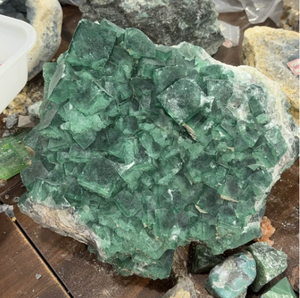 थोक प्राकृतिक क्रिस्टल नक्काशीदार हरे फ्लोरिट रॉक क्वार्ट्ज क्रिस्टल ट्रॉफी उपचार पत्थर - Product Image 6