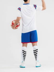 Maillots de football personnalisés de haute qualité par sublimation, respirants, légers, antibactériens, col en V, unisexes, imprimés, à manches courtes - Product Image 2