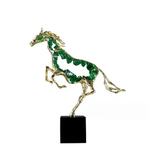 Goede Kwaliteit Hars Galvaniseren Kunst Decoratie Paard Dier Ornament Klein Formaat Decor Desktop Standbeeld Paard Kristal Decoraties