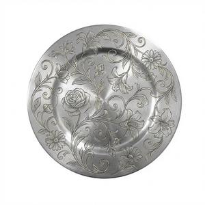 Rehaussez vos tables avec une belle assiette de présentation ronde en métal doré à bord festonné, parfaite pour les mariages, les événements et les repas à domicile - Product Image 6