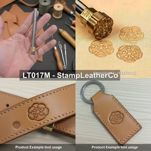 LT017M Timbre en cuir Fleur Tudor Artisanat en cuir élégant et artisanal - Product Image 1