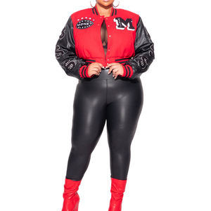 Veste universitaire élégante rouge et noire pour femmes, avec des manches en simili cuir, des détails de patchs sur le devant et des bordures côtelées pour - Product Image 5