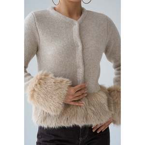 Cárdigan Beige con Mangas Peludas - Product Image 3
