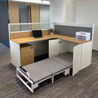 Poste de travail modulaire avec lit pliable, armoire dissimulée et cloison de séparation pour bureau