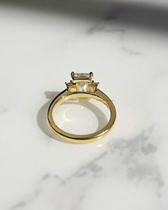 Bague à trois pierres intemporelle avec moissanite allongée de 2.93 carats coupe émeraude et diamants latéraux baguette fabriqués pour cadeau de mariée - Product Image 3