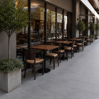 Design d'intérieur de restaurant japonais, banquette de café, table et chaises de café en bois massif avec coussin de siège crème