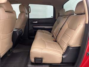 Tundra S-R-5 CrewMax 5.7L FFV 4WD de Segunda Mano, Modelo 2018 - Product Image 5