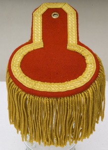 Épaulettes tendance personnalisées faites à la main en laiton et tissu rouge doré avec logo personnalisé, conception OEM, équipement de défense personnel - Product Image 3