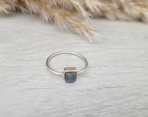 แหวนหมั้นวินเทจแบบมินิมอลเงินสเตอริงพร้อมคริสตัลสี่เหลี่ยมลาบราดอไรต์สำหรับงานแต่งงานครบรอบเครื่องประดับเพชร - Product Image 6