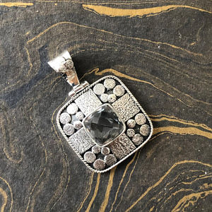 Pendentif artisanal de créateur en topaze bleue, diamant taille émeraude, plaqué rhodium, monture clos en or rose, pendentifs breloques en platine incrustés - Product Image 1