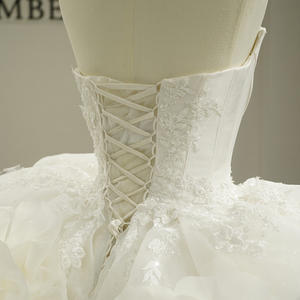 Robe de mariée vintage GT26059 à col bateau, coupe Empire, motif dentelle, style robe de bal, avec traîne chapelle et fleurs 3D en cristal - Product Image 6