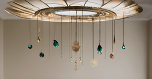 Adorno colgante para el hogar interior/exterior de Navidad con energía positiva, campanas de viento con forma de mano hechas de hierro metálico para uso en balcón/jardín - Product Image 3