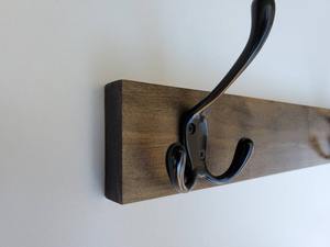 Cintres en bois pour bébé conçus pour les vêtements et les souvenirs minuscules, cintres en bois rustiques assortis à un cintre mural de salle de bain de style campagnard - Product Image 4