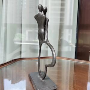 Esculturas de acabado metálico refinado de gran tendencia, figuras de pareja con un atractivo lujoso que al mismo tiempo mantienen un estilo minimalista y elegante. - Product Image 3