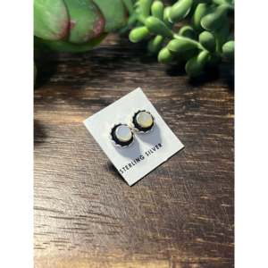 ต่างหูเงินแท้ทำมือแบบนาวาโฮประดับมุกและเปลือกหอยมุกในกล่องเงิน - Product Image 2