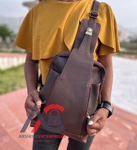 Nuevo estilo hecho a mano de grano completo de cuero Crunch estilo Vintage Unisex Sling Chest Made Unique Triangle Messenger Utility Cross Bags - Product Image 1