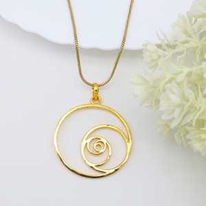 High Demand Gold Pendant Necklace Minimalist Brass Jewelry Women 18k Gold Plated Spiral Circle Swirl Pendant Wholesale/OEM/ODM - Product Image 4