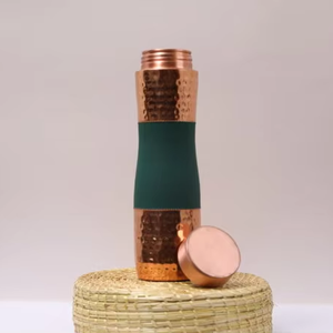 Bouteille en cuivre faite à la main capacité de 1L avec couvercle étanche Inde fabriquée à la main 950ml/750ml/500ml Options 99% CP verres en plastique - Product Image 1