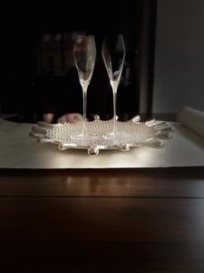 Elegante bandeja redonda de metal con acabado de cobre martillado para servir agua y té, también para fines decorativos, procedente de la India. - Product Image 6