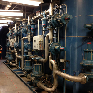 โรงงานผลิตน้ำจืดแบบ Reverse Osmosis ยี่ห้อ AKTIFPAK รุ่น I SWRO พร้อมมอเตอร์ PLC ถังแรงดัน ความจุ 50 ลูกบาศก์เมตรต่อชั่วโมง ผลิตจากสแตนเลสแบบดูเพล็กซ์ - Product Image 1