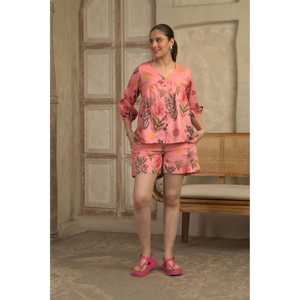 Ensemble coordonné en tweed rose vif avec short au-dessus du genou XS, haut à manches trois-quarts et col carré, idéal pour le quotidien - Product Image 2