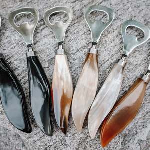 Abrebotellas de cuerno de búfalo natural hecho a mano diseño tallado para fiesta de Navidad Bar Hotel o restaurante USO DE HWC - Product Image 1