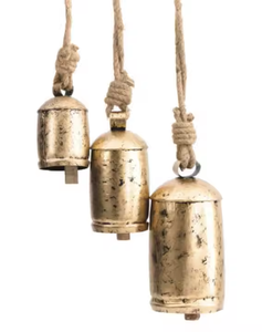 Cloches de vache dorées suspendues de Noël de style tibétain moderne avec cloches de vache en fer galvanisé de finition rustique par décor impex - Product Image 2