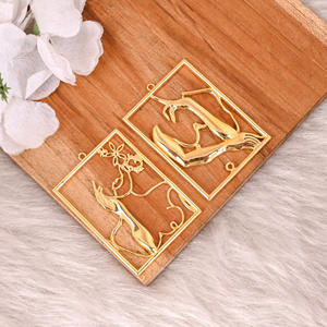 Vente en gros Lot de 25 paires de boucles d'oreilles élégantes en laiton plaqué or design main humaine bijoux à la mode pour femmes pour les mariages - Product Image 2