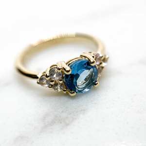 Bague de fiançailles 8mm coupe ronde Aqua Blue CZ en or jaune avec pierres latérales bijoux de promesse classique en gros personnalisé - Product Image 5