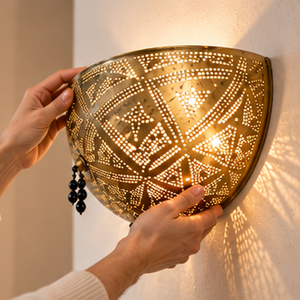 Lámpara de pared marroquí hecha a mano, globo de latón perforado, lámpara con diseño geométrico de estrellas, luz decorativa hueca. - Product Image 1