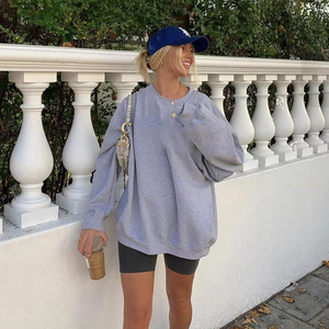 Sweat-shirt décontracté en coton 100% surdimensionné avec logo personnalisé pour femmes, col rond brodé, logo sur le devant pour l'hiver - Product Image 1