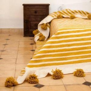 Manta Marroquí Hecha a Mano, Auténtica, Artesanal, Diseño Tribal, Suave, Tejida, Decoración para el Hogar, Regalo - Product Image 1