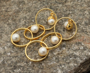 Boucles d'oreilles pendantes en perles de cercle d'or pour femmes élégantes boucles d'oreilles multi-anneaux, bijoux de mode plaqués or faits à la main - Product Image 4