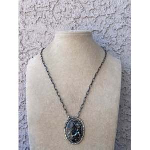 Collier artisanal Navajo en turquoise noire et argent sterling, bijou culturel de collection - Product Image 1